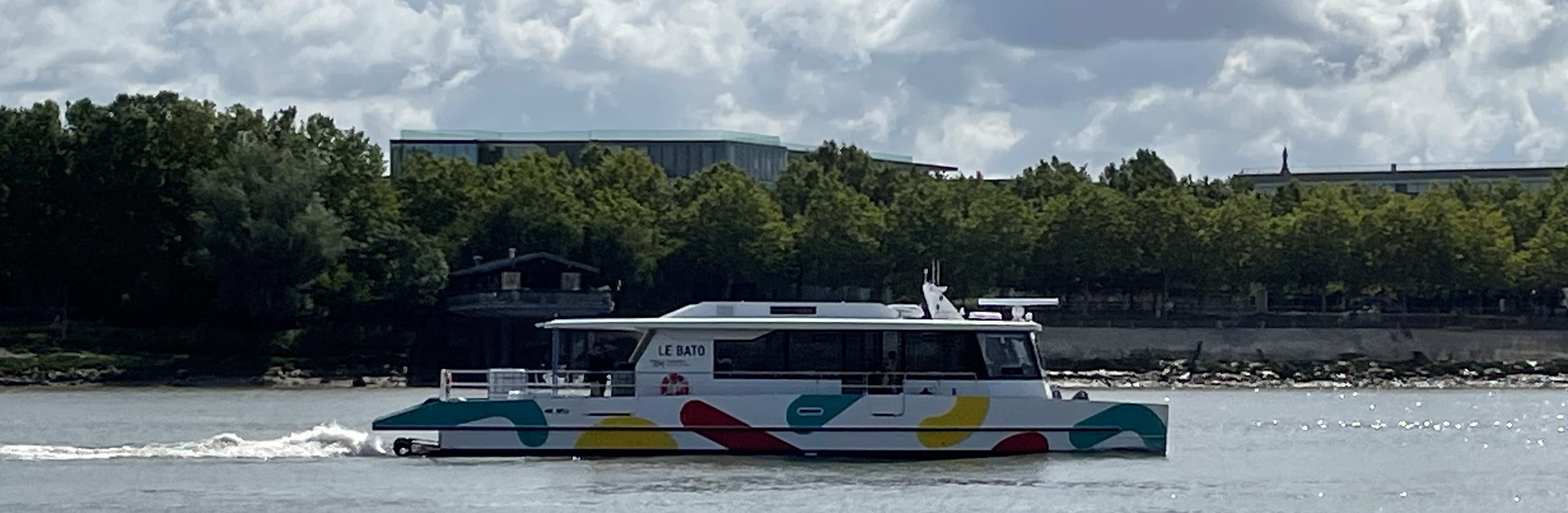 Photo du BATO naviguant sur la Garonne.